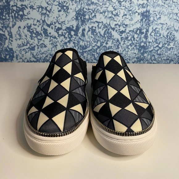 HAYDEN OPEN BACK SNEAKER BLACK/WHITE GEO - Picture 2 of 7